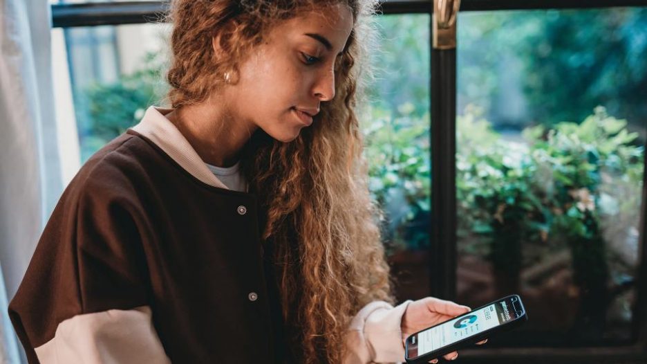 runner-illustration-with-blue-shape